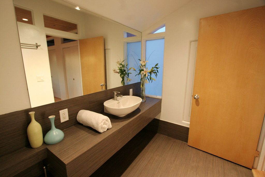 Yenilenmiş modern banyo
